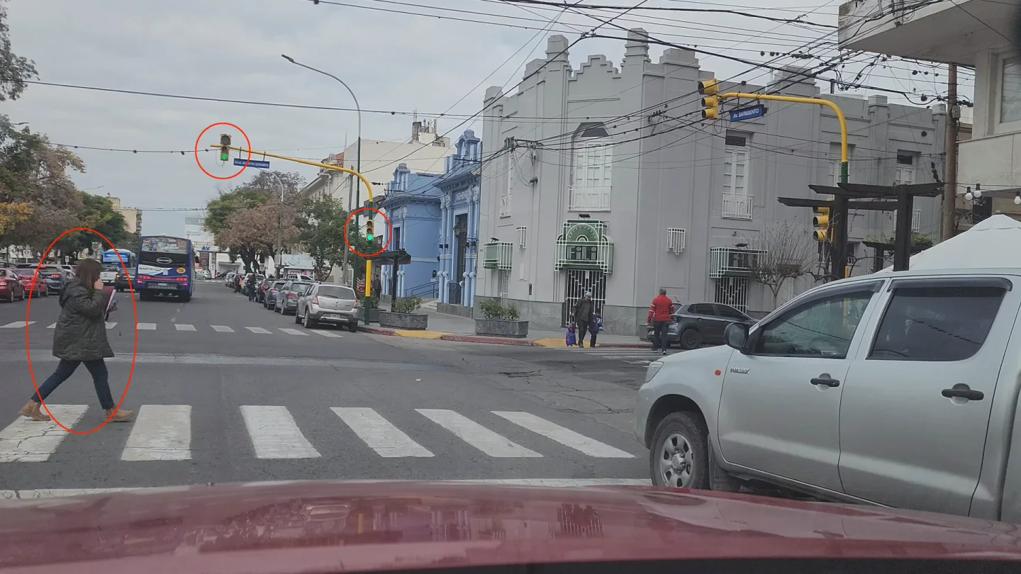 peatona cruza la calle con semaforo en verde